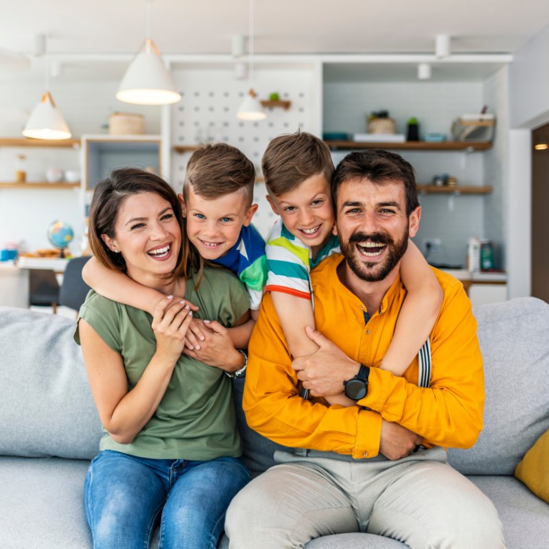 Une famille de quatre dans son salon