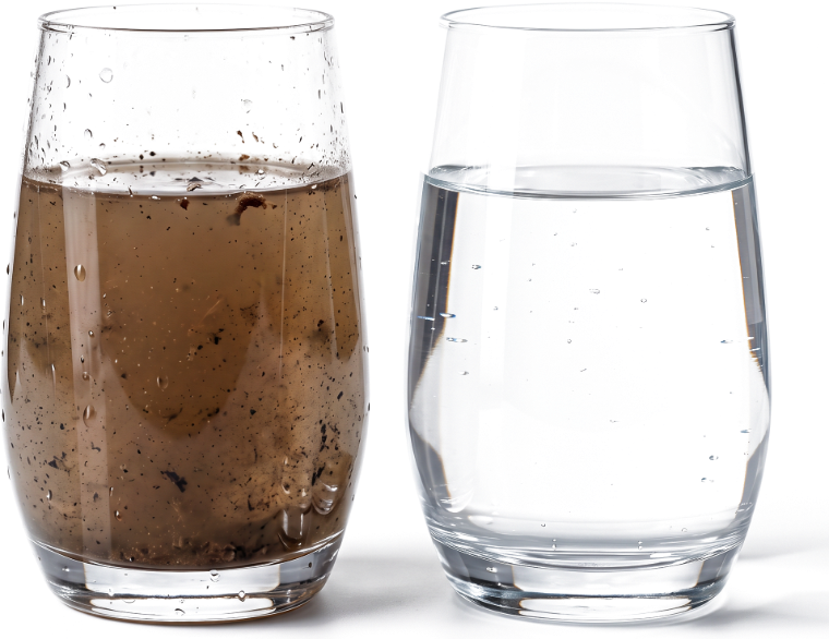 Un verre d'eau trouble à côté d'un verre d'eau filtrée