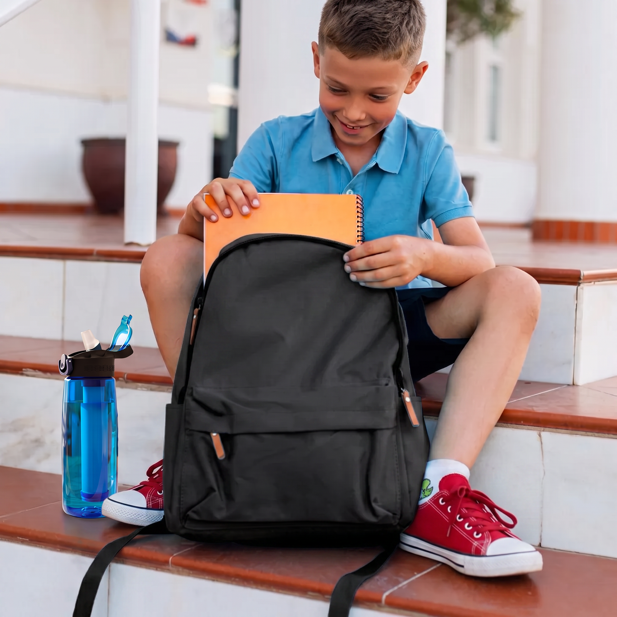 Écolier avec son cartable et sa gourde filtrante Lebeau