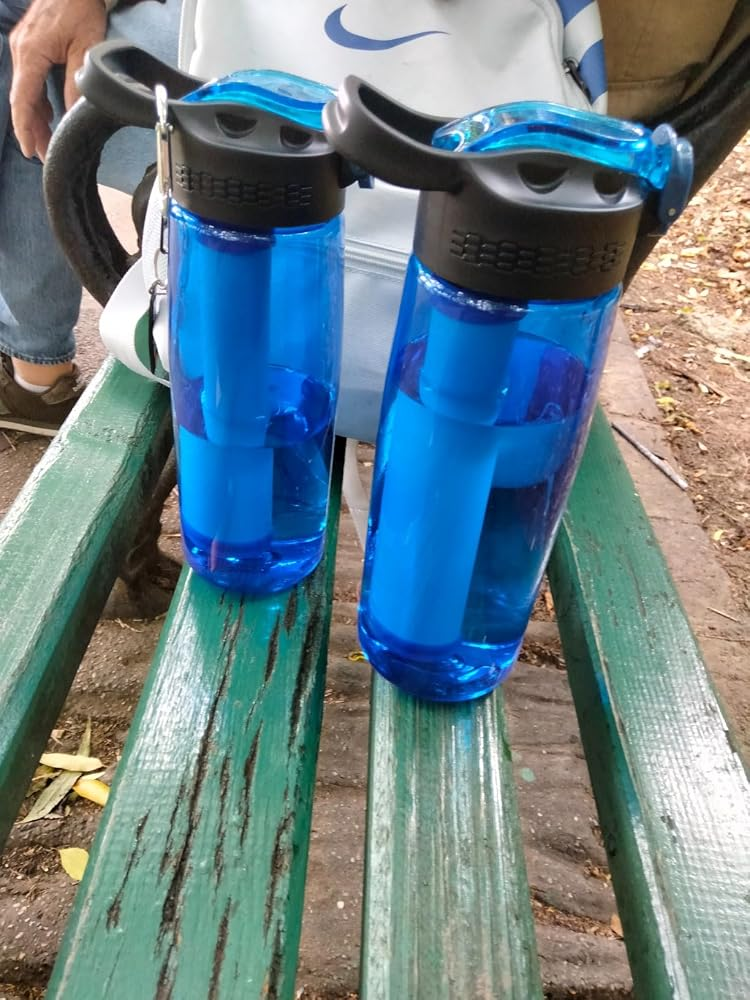 Deux gourdes filtrantes Lebeau sur un banc