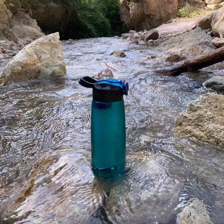 Gourde filtrante Lebeau au bord de l'eau