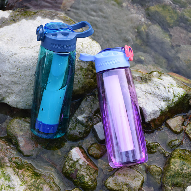 Gourdes filtrantes Lebeau posées sur des rochers